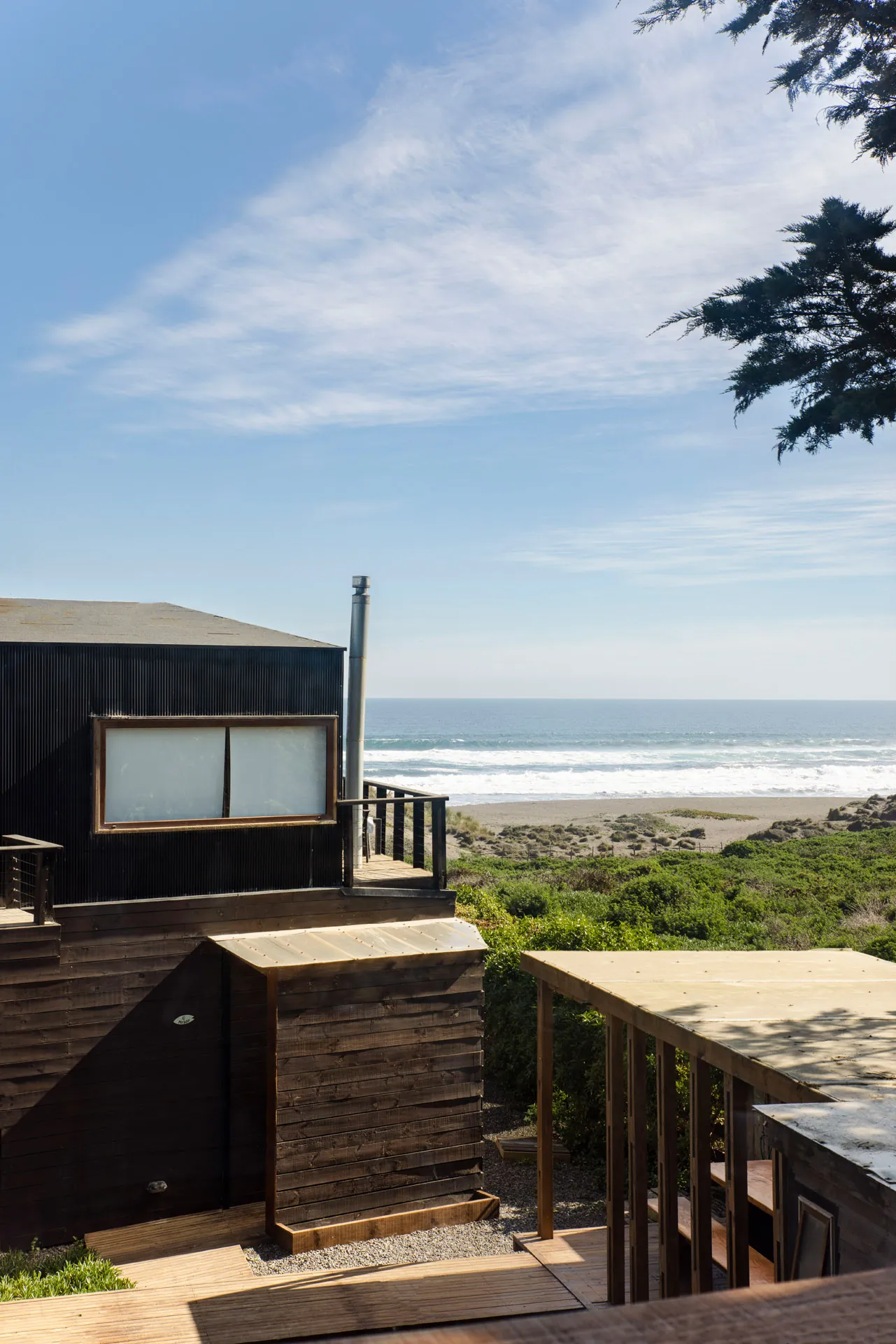 Cabaña sobre las dunas, con el mar de Punta de Lobos al frente