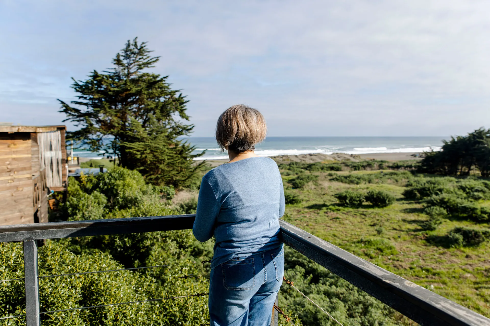 Mirador sobre las dunas, con la playa y el océano al frente