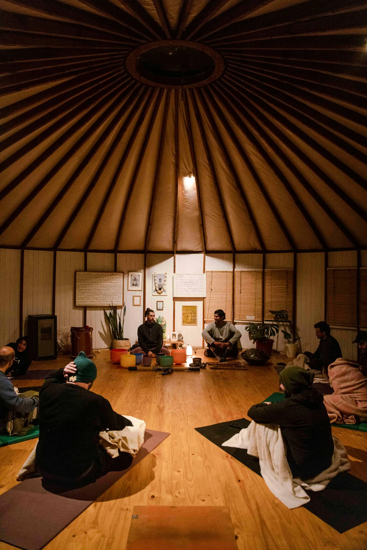 Clase de yoga y meditación en el salón circular
