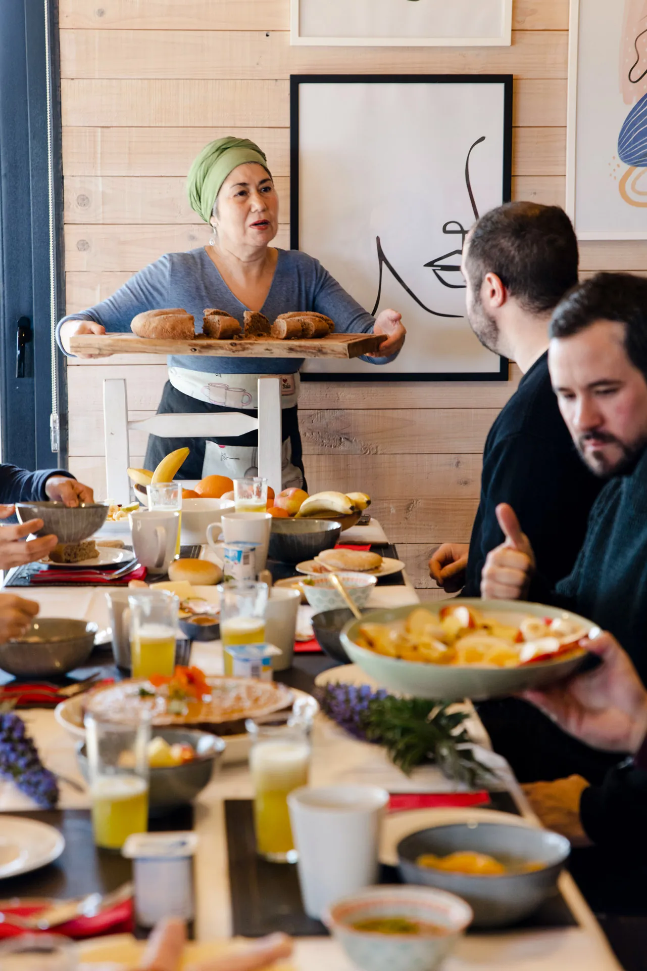 Desayuno servido en la mesa común del complejo