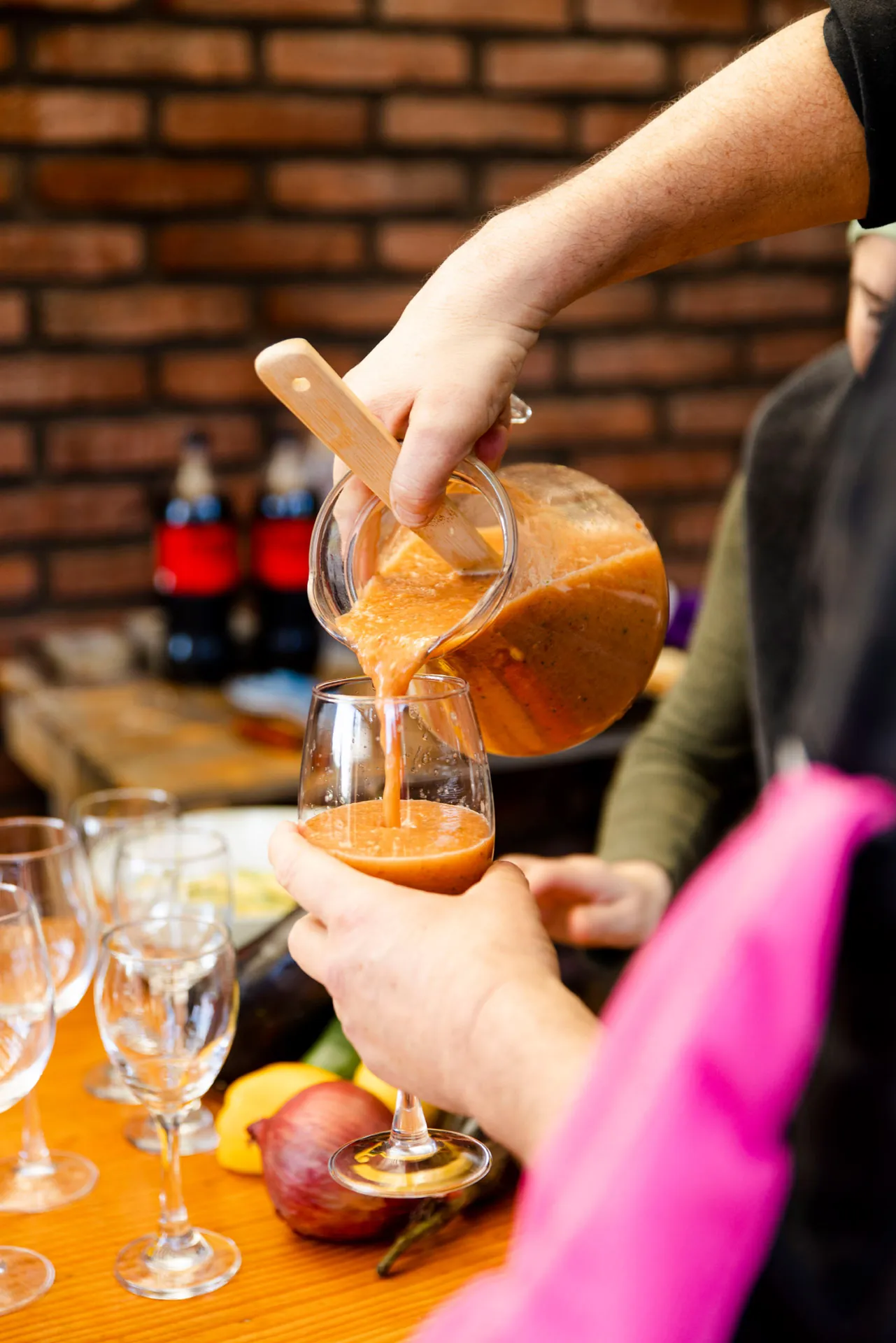 Jugos naturales recién preparados para la mesa