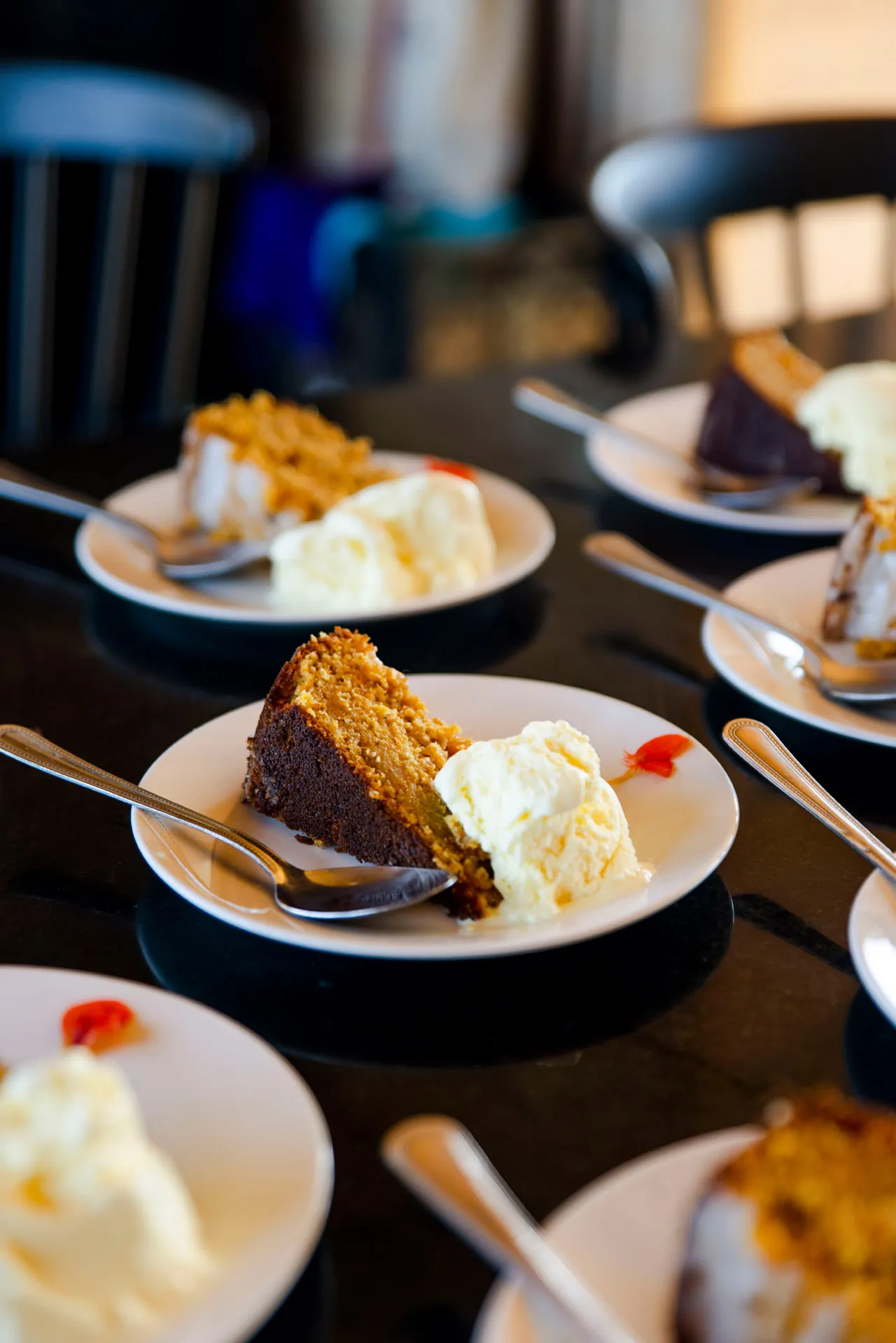Postres caseros servidos en la mesa