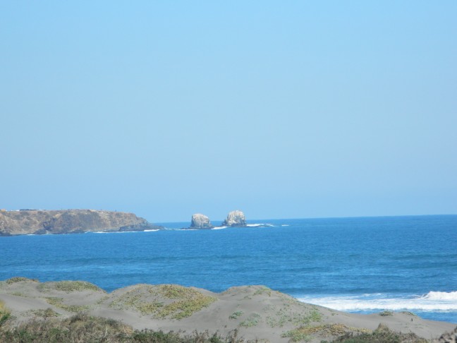 Los Morros en el horizonte, desde las dunas de la playa